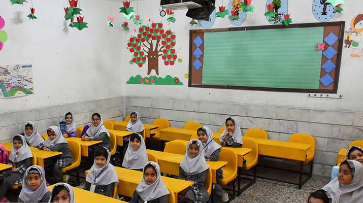 ۳۰۰ هزار معلم بلاتکلیف در کشور داریم