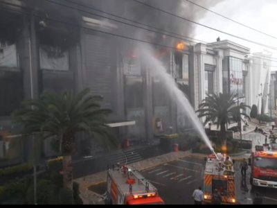 حضور ده ها دستگاه خودروی آتش نشانی جهت مهار آتش فروشگاه لباس در چالوس