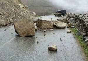 رهاسازی سنگ‌های معلق در محور ارتباطی دوآب بلده