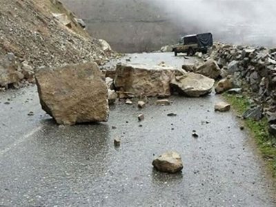 رهاسازی سنگ‌های معلق در محور ارتباطی دوآب بلده