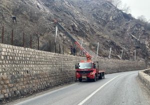 مهار سنگ‌های مرگبار با تور جادویی در جاده کندوان