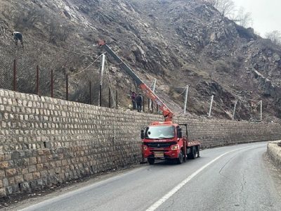 مهار سنگهای مرگبار با تور جادویی در جاده کندوان