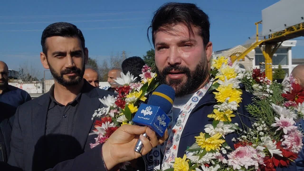 قهرمان پاورلیفتینگ آسیا در آغوش مردم سرخ رود قهرمان پاورلیفتینگ آسیا در آغوش مردم سرخ رود