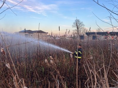 مهار آتش‌سوزی نیزار و مراتع در خشکبیجار