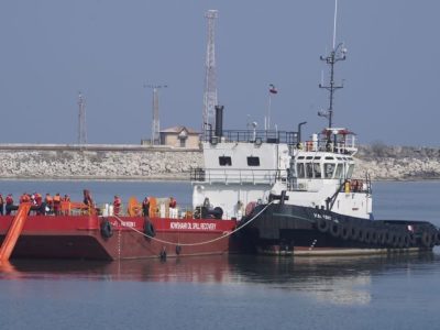 مانور اطفاء حریق دریایی و مقابله با آلودگی زیست‌محیطی در بندر نوشهر برگزار شد