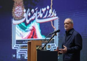سخنی که موجب تفرقه شود، آب ریختن به آسیاب دشمن است/ مذاکرات با عزت و اقتدار پیگیری میشود